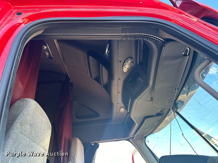 image for item LO9437 2014 Freightliner Cascadia  semi truck