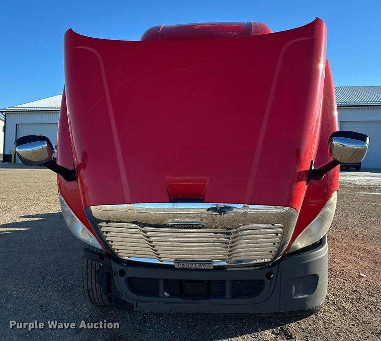 image for item LO9437 2014 Freightliner Cascadia  semi truck