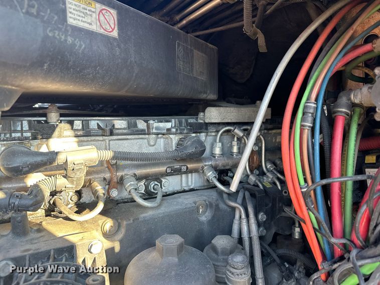 image for item LO9437 2014 Freightliner Cascadia  semi truck