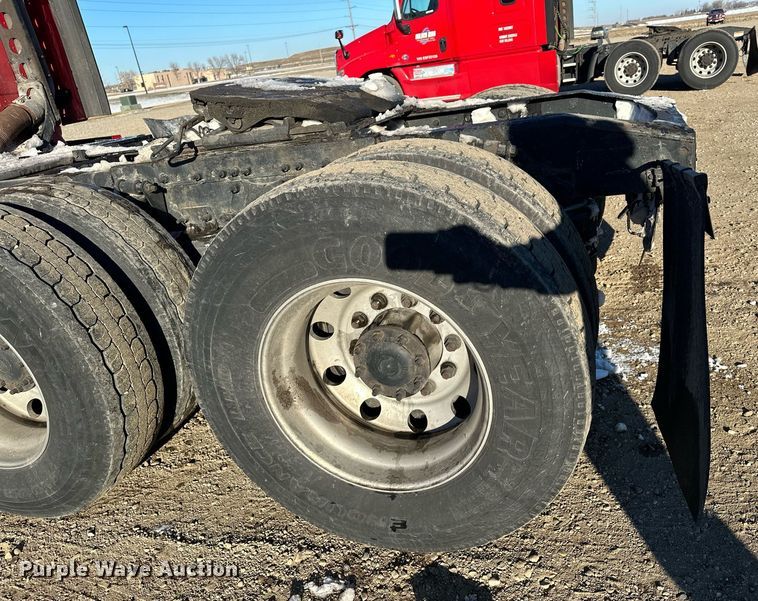 image for item LO9437 2014 Freightliner Cascadia  semi truck