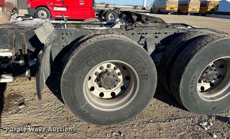 image for item LO9437 2014 Freightliner Cascadia  semi truck