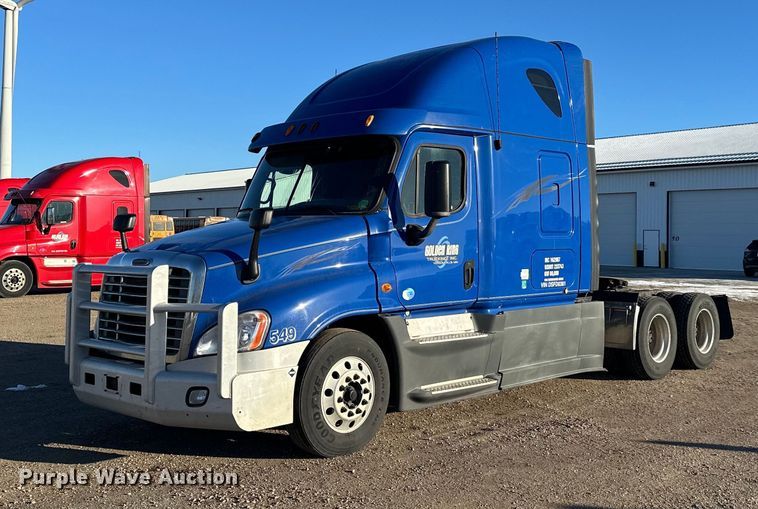 image for item LO9438 2013 Freightliner Cascadia  semi truck