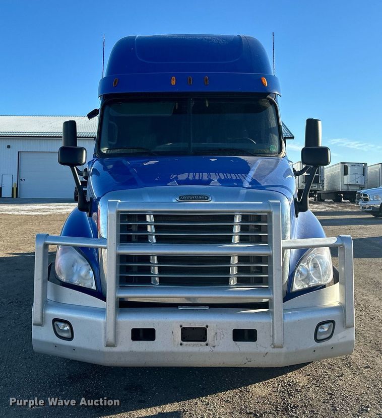 image for item LO9438 2013 Freightliner Cascadia  semi truck