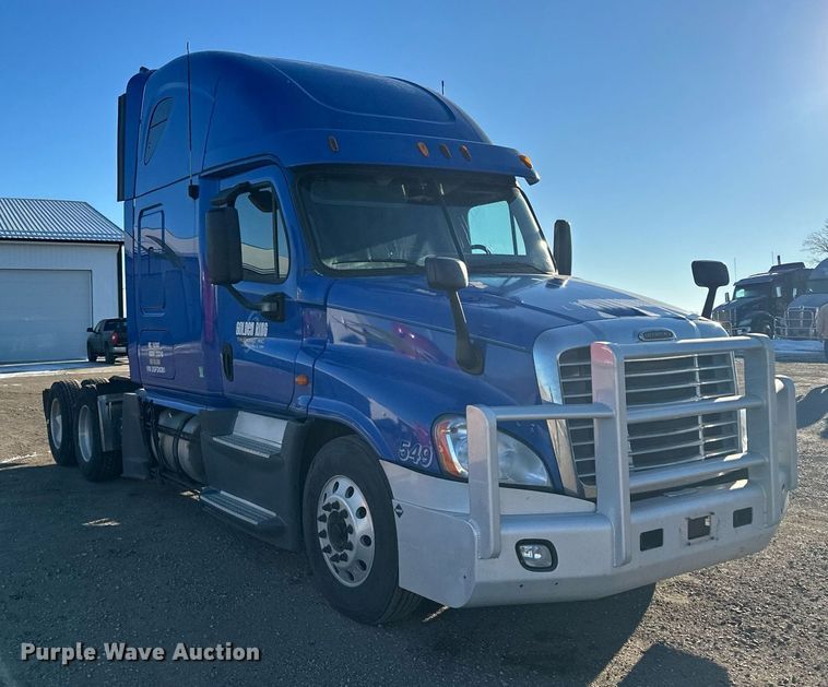 image for item LO9438 2013 Freightliner Cascadia  semi truck