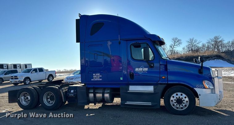 image for item LO9438 2013 Freightliner Cascadia  semi truck