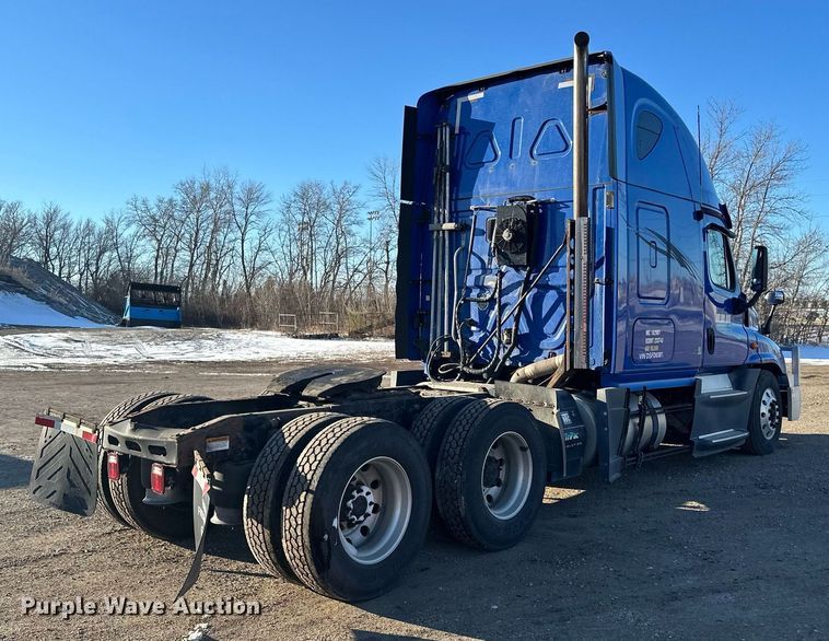 image for item LO9438 2013 Freightliner Cascadia  semi truck