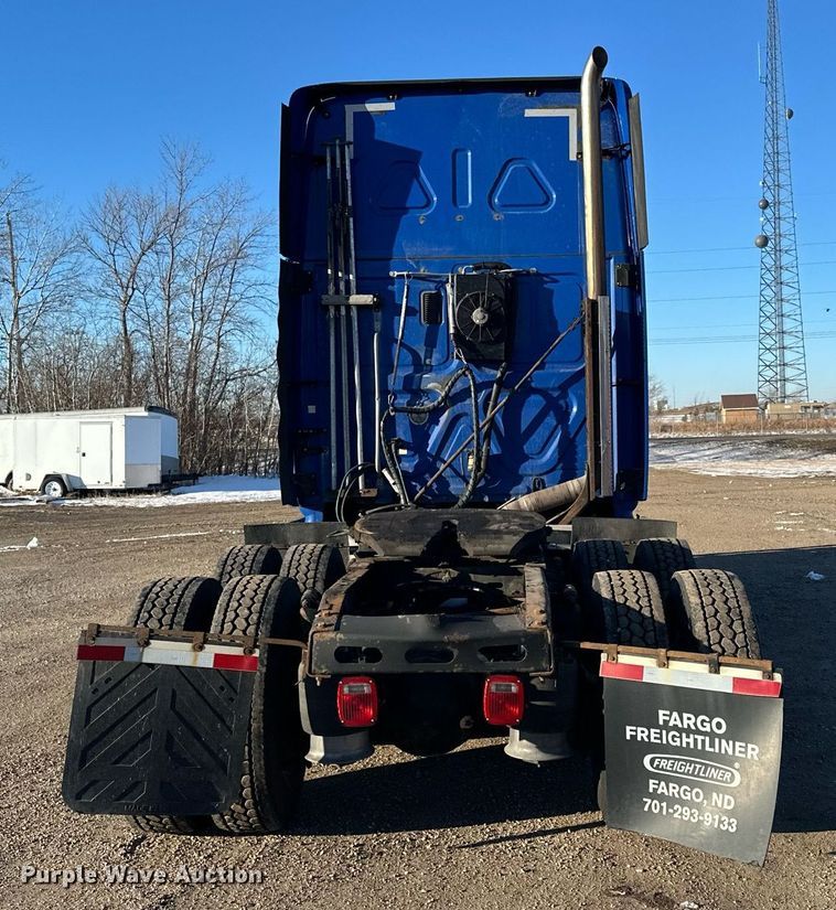 image for item LO9438 2013 Freightliner Cascadia  semi truck