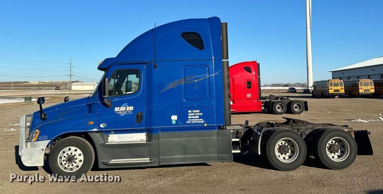 image for item LO9438 2013 Freightliner Cascadia  semi truck