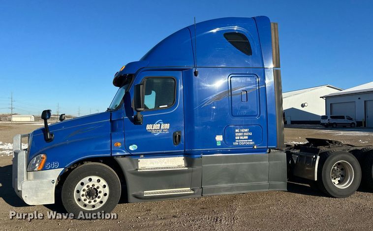 image for item LO9438 2013 Freightliner Cascadia  semi truck