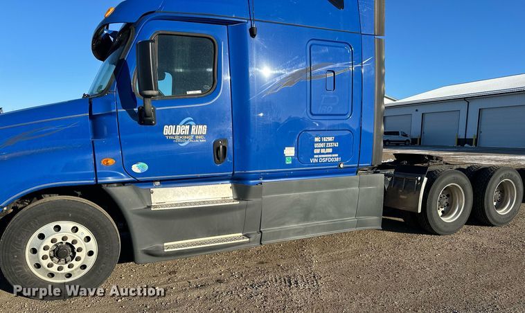 image for item LO9438 2013 Freightliner Cascadia  semi truck