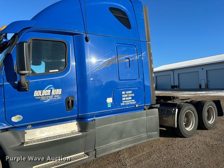 image for item LO9438 2013 Freightliner Cascadia  semi truck