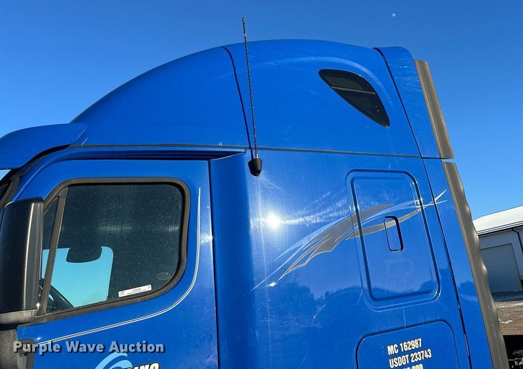 image for item LO9438 2013 Freightliner Cascadia  semi truck