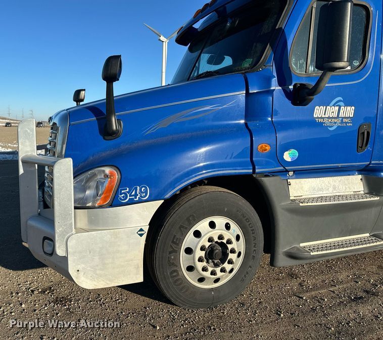 image for item LO9438 2013 Freightliner Cascadia  semi truck