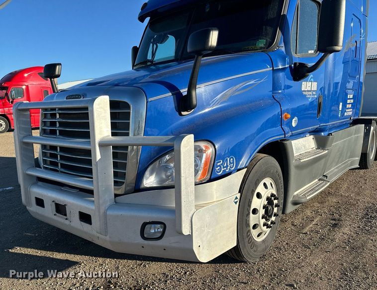 image for item LO9438 2013 Freightliner Cascadia  semi truck