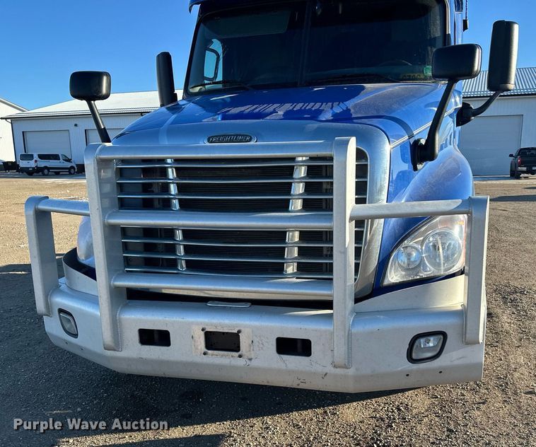 image for item LO9438 2013 Freightliner Cascadia  semi truck