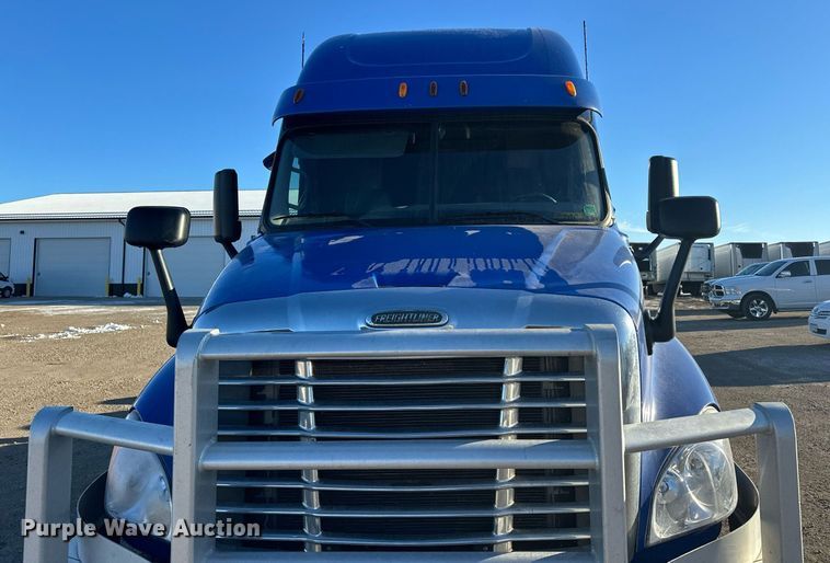 image for item LO9438 2013 Freightliner Cascadia  semi truck