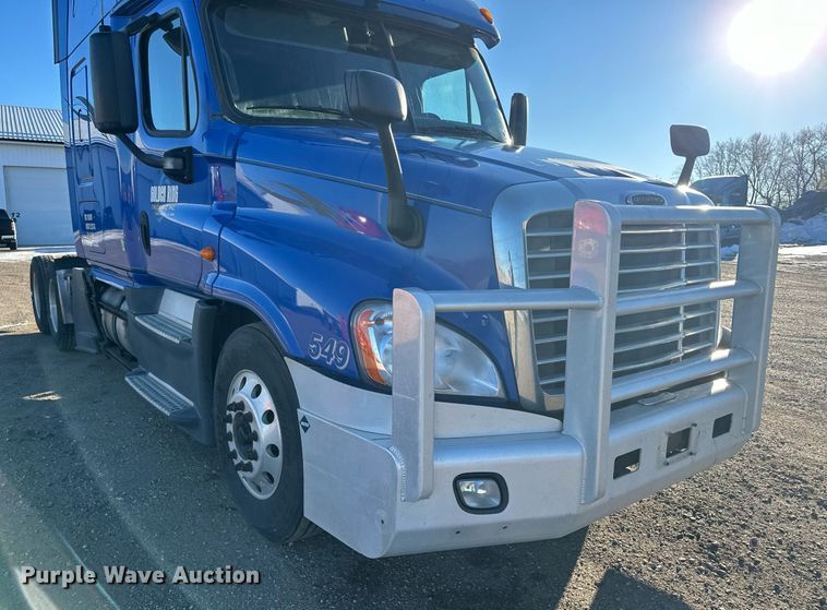 image for item LO9438 2013 Freightliner Cascadia  semi truck