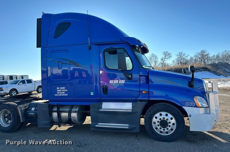 image for item LO9438 2013 Freightliner Cascadia  semi truck