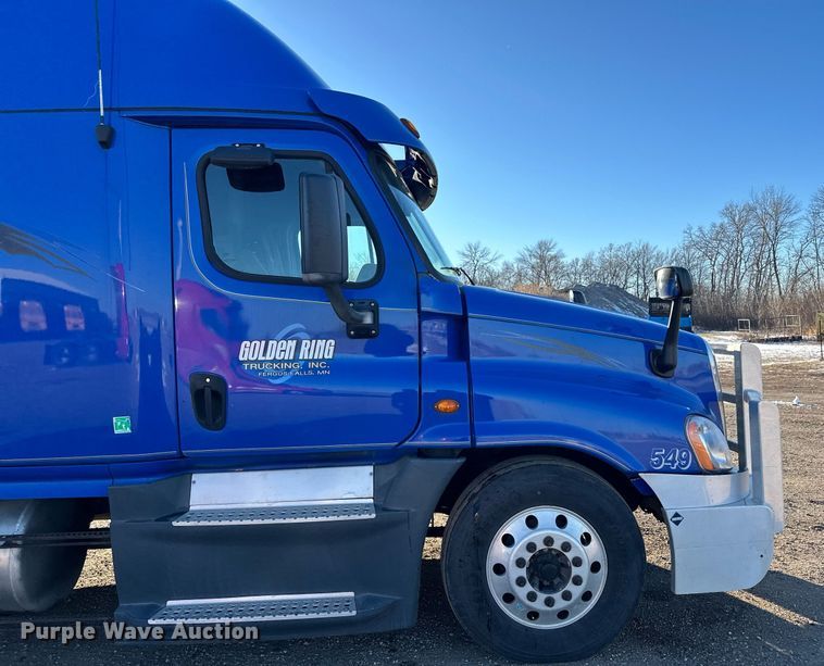 image for item LO9438 2013 Freightliner Cascadia  semi truck