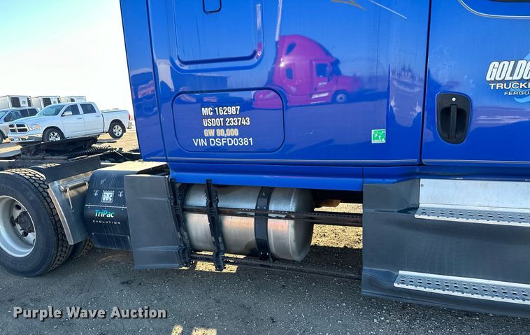 image for item LO9438 2013 Freightliner Cascadia  semi truck