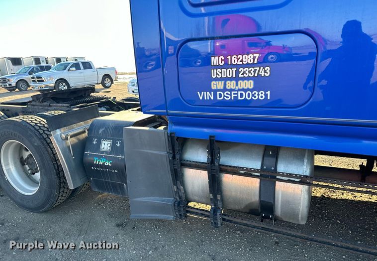 image for item LO9438 2013 Freightliner Cascadia  semi truck