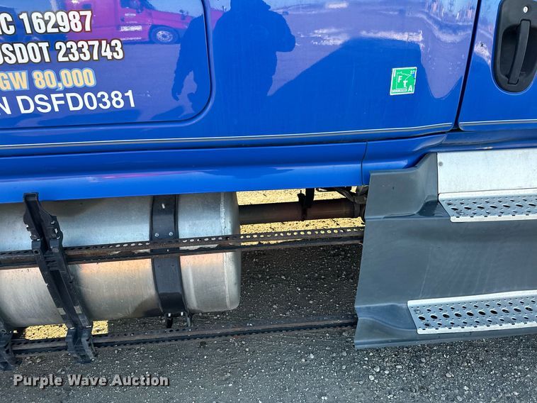 image for item LO9438 2013 Freightliner Cascadia  semi truck