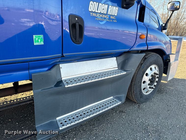 image for item LO9438 2013 Freightliner Cascadia  semi truck