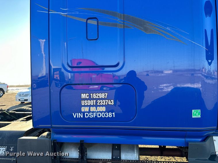 image for item LO9438 2013 Freightliner Cascadia  semi truck