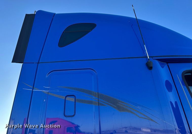image for item LO9438 2013 Freightliner Cascadia  semi truck