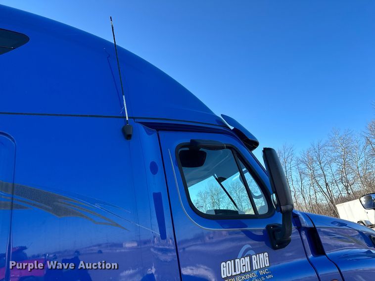 image for item LO9438 2013 Freightliner Cascadia  semi truck