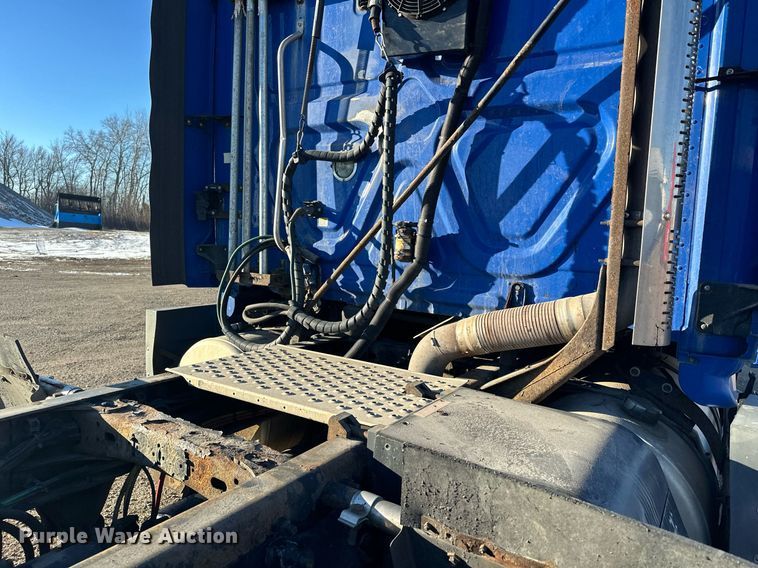 image for item LO9438 2013 Freightliner Cascadia  semi truck