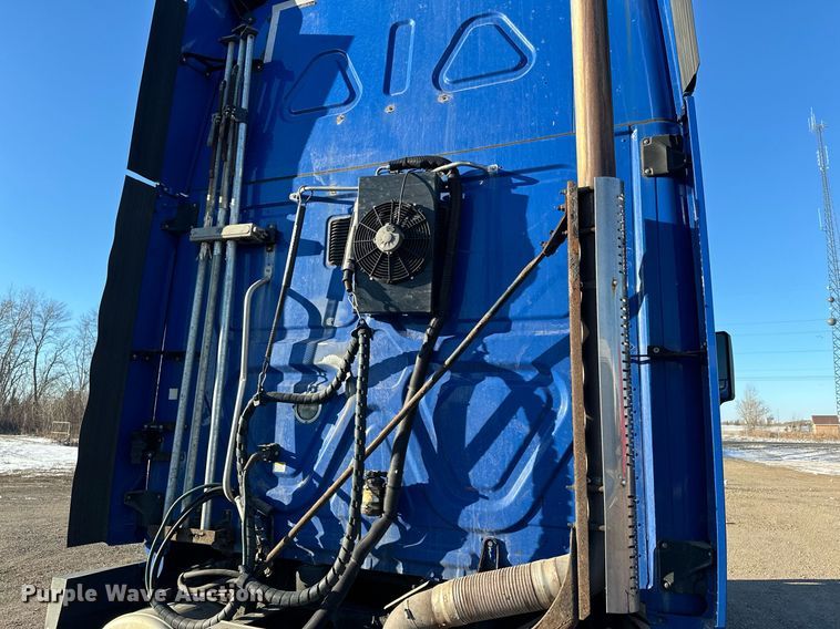 image for item LO9438 2013 Freightliner Cascadia  semi truck