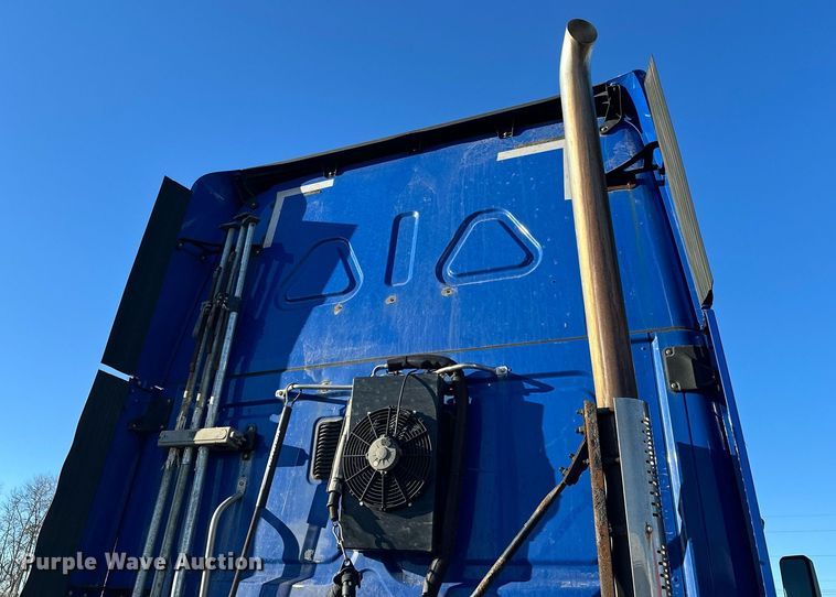 image for item LO9438 2013 Freightliner Cascadia  semi truck