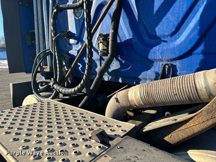 image for item LO9438 2013 Freightliner Cascadia  semi truck