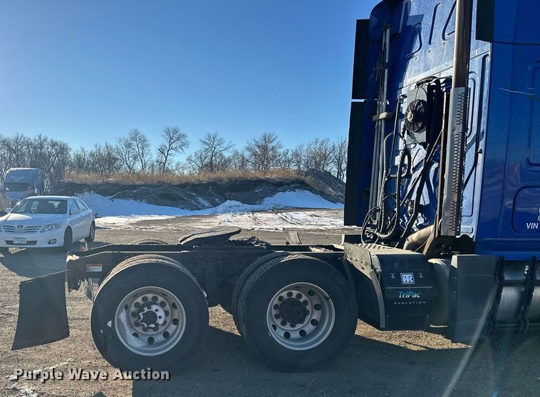 image for item LO9438 2013 Freightliner Cascadia  semi truck