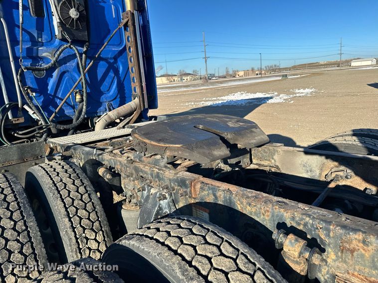 image for item LO9438 2013 Freightliner Cascadia  semi truck