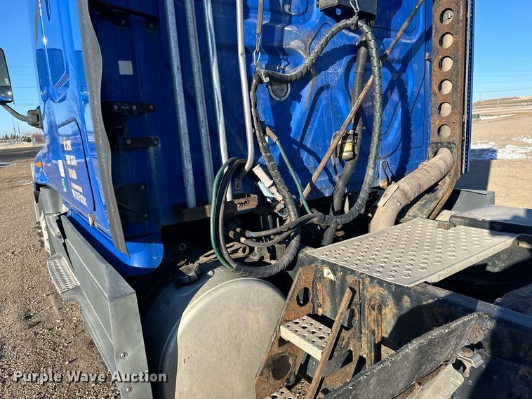 image for item LO9438 2013 Freightliner Cascadia  semi truck