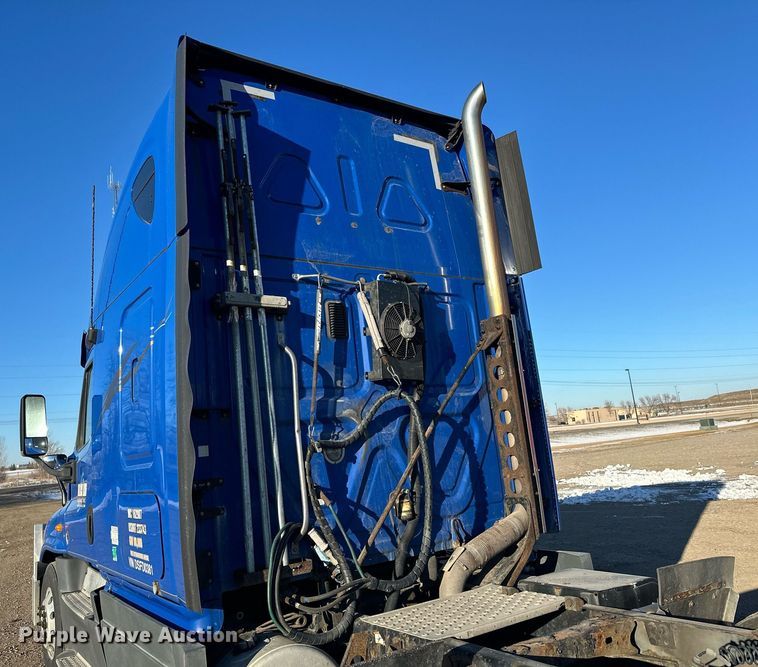 image for item LO9438 2013 Freightliner Cascadia  semi truck