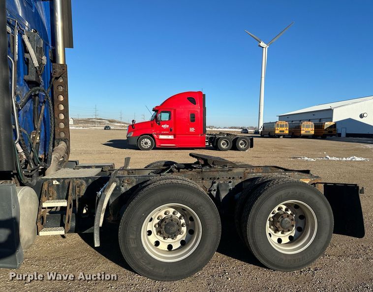 image for item LO9438 2013 Freightliner Cascadia  semi truck