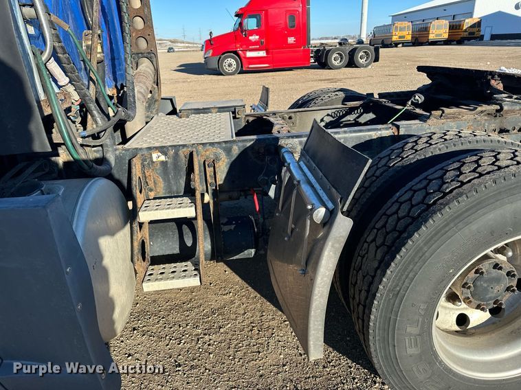 image for item LO9438 2013 Freightliner Cascadia  semi truck