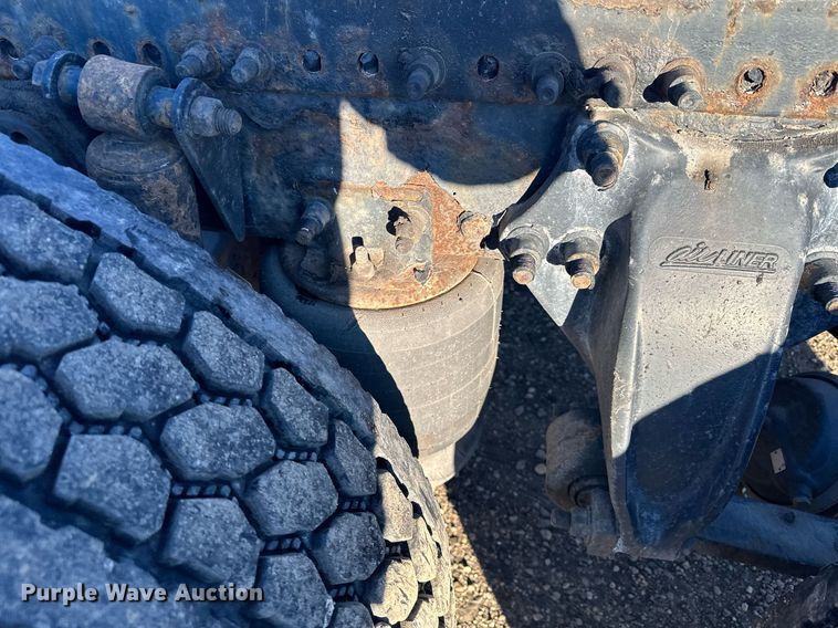 image for item LO9438 2013 Freightliner Cascadia  semi truck