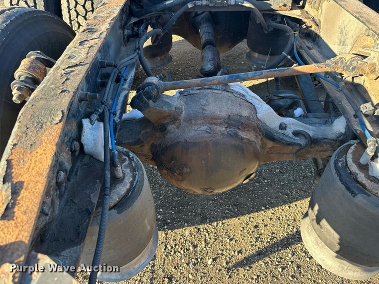 image for item LO9438 2013 Freightliner Cascadia  semi truck