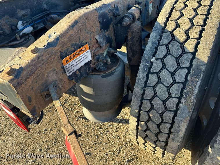 image for item LO9438 2013 Freightliner Cascadia  semi truck