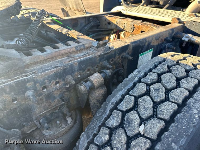 image for item LO9438 2013 Freightliner Cascadia  semi truck