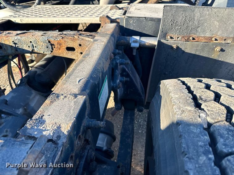 image for item LO9438 2013 Freightliner Cascadia  semi truck