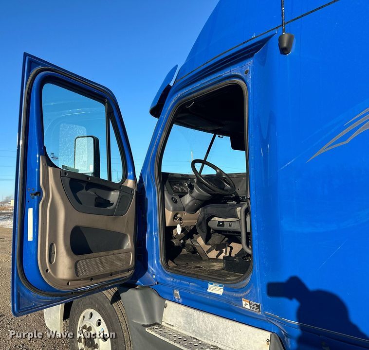 image for item LO9438 2013 Freightliner Cascadia  semi truck