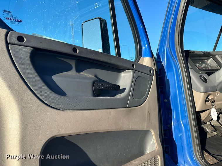 image for item LO9438 2013 Freightliner Cascadia  semi truck