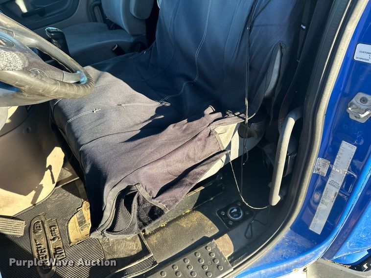 image for item LO9438 2013 Freightliner Cascadia  semi truck