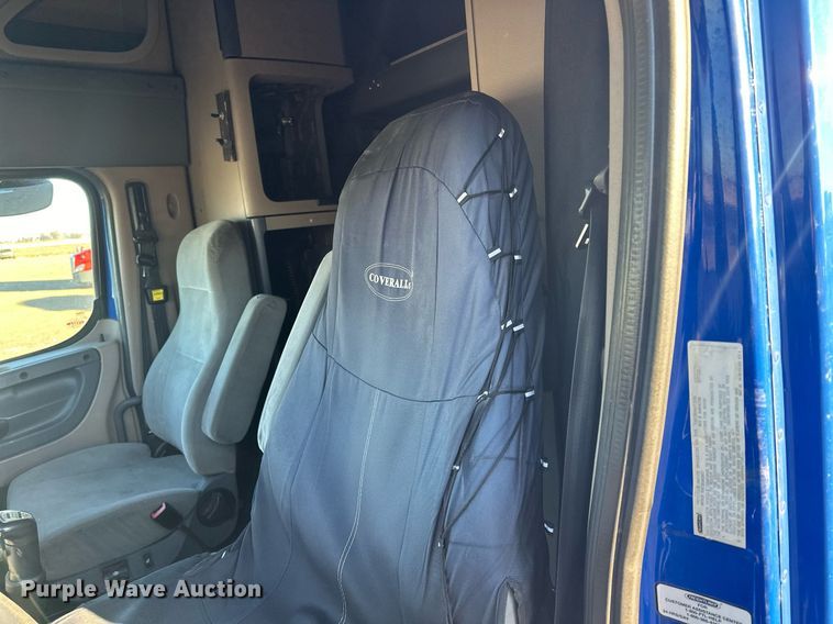 image for item LO9438 2013 Freightliner Cascadia  semi truck