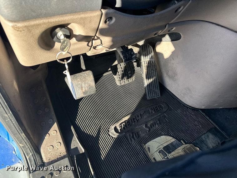 image for item LO9438 2013 Freightliner Cascadia  semi truck